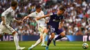 Gelandang Real Madrid, James Rodriguez, berebut bola dengan gelandang Valladolid, Oscar Plano, pada laga La Liga di Stadion Santiago Bernabeu, Madrid, Sabtu (24/8). Kedua klub bermain imbang 1-1. (AFP/Gabriel Bouys)