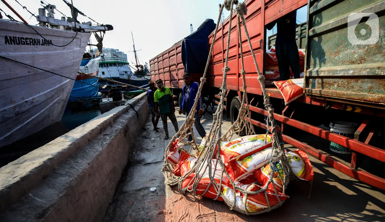 Sejumlah pekerja buruh angkut beraktivitas di Pelabuhan Sunda Kelapa, Jakarta, Kamis (10/6/2021). Upah tonase dibagi sejumlah buruh yang membantu bongkar muat. (Liputan6.com/Johan Tallo)