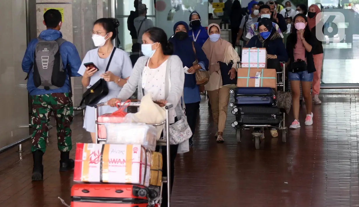 Sejumlah penumpang pesawat berjalan keluar dari Terminal 2 Bandara Soekarno Hatta, Tangerang, Banten, Selasa (18/5/2021). Berdasarkan data pengelola Bandara Soekarno Hatta pada hari pertama pascalarangan mudik, tercatat ada 651 pergerakan pesawat baik datang maupun pergi. (Liputan6.com/Angga Yuniar)