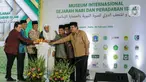 Menteri BUMN Erick Thohir, Syafruddin, Gubernur DKI Anies Baswedan, Sekjen Liga Islam Dunia Muhammad bin Abdul Karim Al-Issa, Ketum DMI Jusuf Kalla, Menag Fachrul Razi, Menteri ATR/BPN Sofyan Djalil saat groundbreaking museum sejarah nabi di Jakarta, Rabu (26/2/2020). (Liputan6.com/Faizal Fanani)