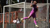 Maarten Paes saat membawa Ajax mengalahkan Utrecht melalui drama adu penalti 4-3 (1-1) dalam laga playoff di Kras Stadion, Volendam, Minggu (24-5-2026) malam WIB. (Dok. ajax.nl)