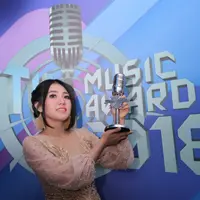 Malam penghargaan SCTV Music Awards 2018 kembali digelar. Jumat (27/4) malam, ajang tahunan yang ke 15 kali itu berlangsung meriah. Via Vallen menjadi salah satu yang meraih penghargaan. (Adrian Putra/Bintang.com)