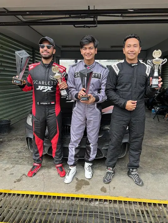 "Aku latihan sebenarnya nggak sempat, kemarin latihan resminya cuma sekali, sama sekali lagi latihan nggak resmi. Latihan semua di sirkuit, latihan resmi sewa sirkuit di sentul. Harus resmi jangan sampai membahayakan orang lain dengan balap liar. Iya (jadi ketagihan) mungkin next bakal sering latihan," ucap Teuku Ryan. [Instagram/teukuryantr]