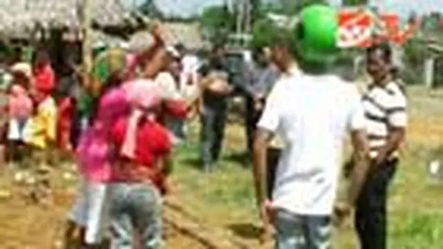 Ratusan Petani Nyaris Bentrok dengan Perwakilan Yayasan