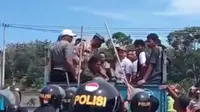 Potongan video seorang polisi menurunkan warga dari truk di Rokan Hulu. (Liputan6.com/M Syukur)