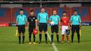 Kapten Timnas Indonesia U-16 dan Kapten Timnas Thailand U-16 mengikuti foto bersama wasit pada laga grup G Piala AFC U-16 di Stadion Rajamangala, Bangkok, Senin (18/9/2017). Timnas Indonesia U-16 menang 1-0. (Bola.com/PSSI)