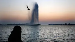 Seorang wanita menyaksikan Air Mancur Raja Fahd di Jeddah, Arab Saudi, Jumat (18/10/2019). Air mancur tersebut dibuat atas perintah Raja Fahd dan disumbangkan ke Kota Jeddah. (AP Photo/Amr Nabil)