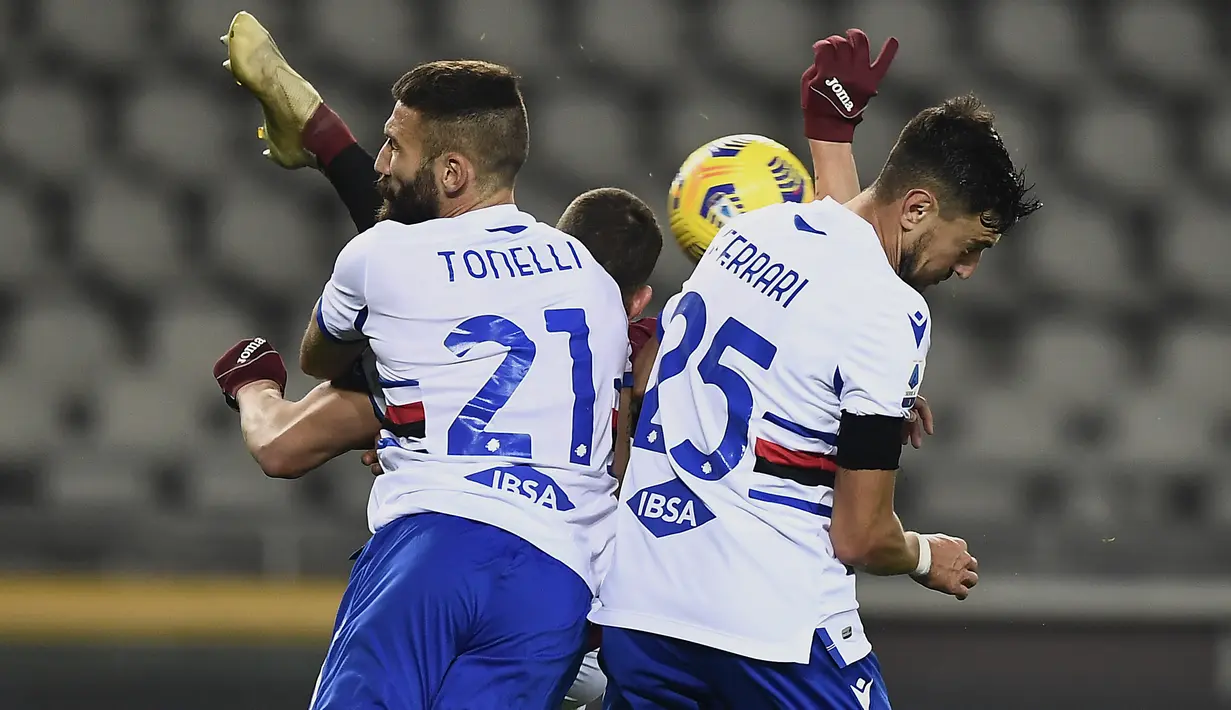 Pemain Sampdoria, Alex Ferrari dan Lorenzo Tonelli memalingkan wajah saat penyerang Torino Andrea Belotti mencoba tendangan akrobatik pada putaran kesembilan Liga Italia Serie A di stadion Olimpico Grande Torino, Senin (30/11/2020) . Torino vs Sampdoria berakhir 2-2. (Fabio Ferrari/LaPresse via AP)