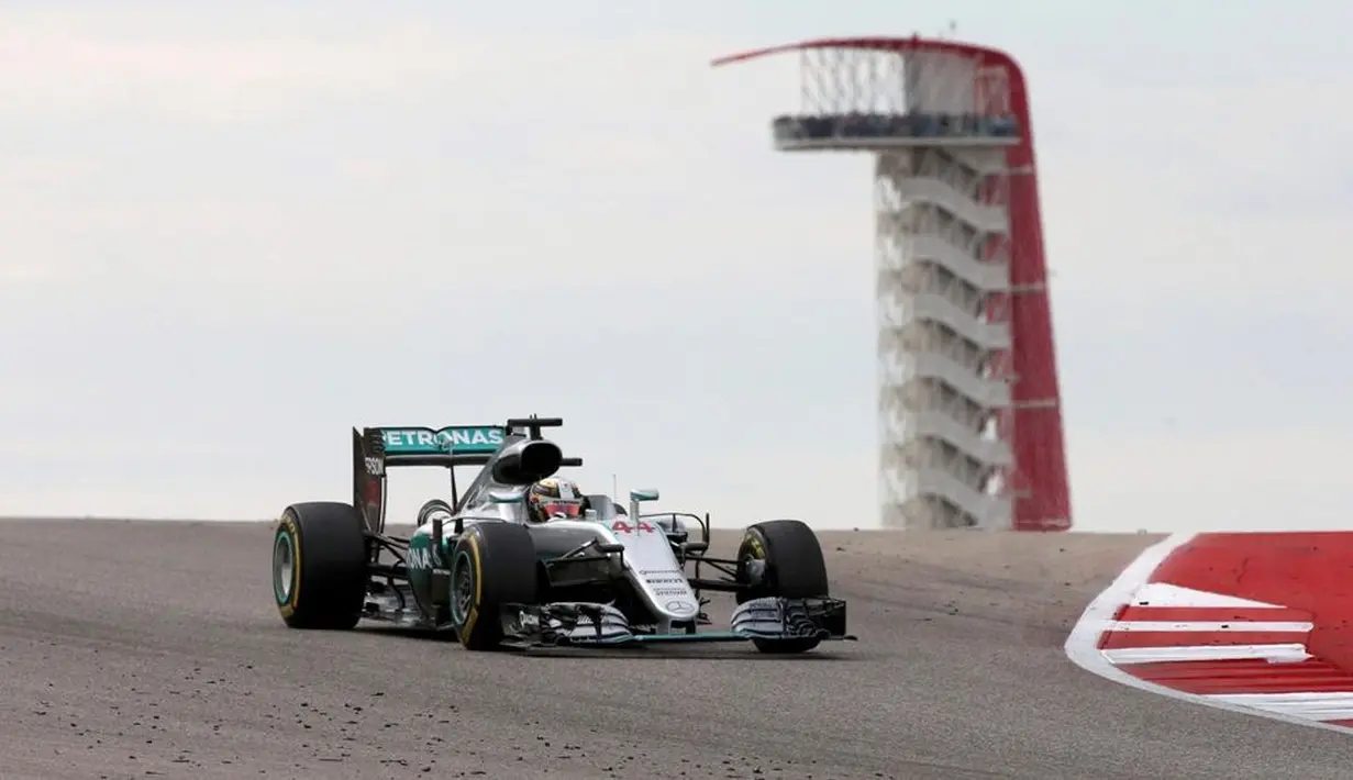 Pebalap Mercedes, Lewis Hamilton, jauh meninggalkan lawan-lawannya dalam balapan F1 GP Amerika Serikat di Sirkuit Americas, Austin, Senin (24/10/2016) dini hari WIB. (Reuters/Adrees Latif)