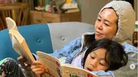 Membaca Buku Jadi Cara Yenny Wahid Lebih Dekat dengan Anak