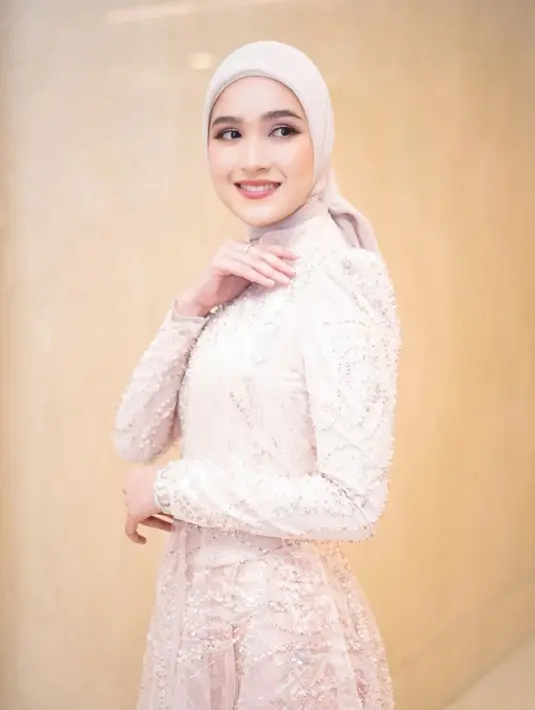 Kebaya tersebut memiliki detail potongan asimetris di bagian bawahnya. Sementara kerahnya dibuat lebih tinggi, dan aksen puffy di lengannya.   [Instagram/dimassinggih]