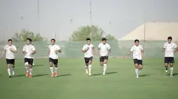 Usai menjalani dua kali latihan di pantai, timnas Indonesia menggelar latihan untuk pertama kalinya di lapangan JA Centre of Excellence & Shooting Club Dubai. (Foto: Dokumentasi PSSI)