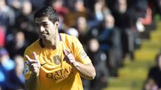 Penyerang Barcelona, Luis Suarez merayakan golnya ke gawang Levante pada lanjutan La Liga Spanyol pekan ke-22 di Stadion Ciutat de Valencia, Valencia, Minggu (7/2/2016).  (AFP/Jose Jordan)
