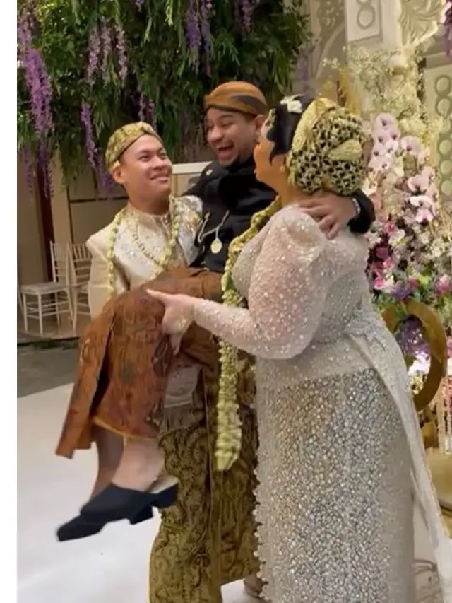 7 Potret Fadil Jaidi di Rangkaian Pernikahan Clarissa Putri, Setia Mendampingi