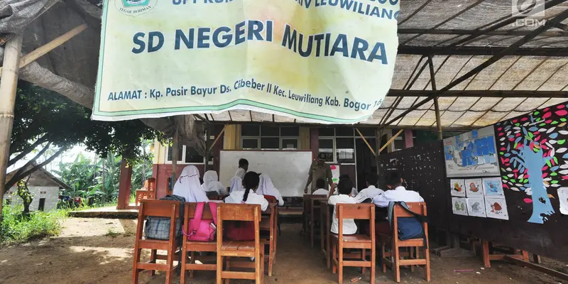 Murid SD Negeri Belajar di Tenda Darurat