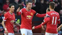 Pemain MU merayakan gol yang dicetak Robin van Persie ke gawang Leicester City dalam laga Liga Inggris di Stadion Old Trafford, Manchester (31/1/2015). MU menang 3-1 atas Leicester City. (AFP/Paul Ellis)