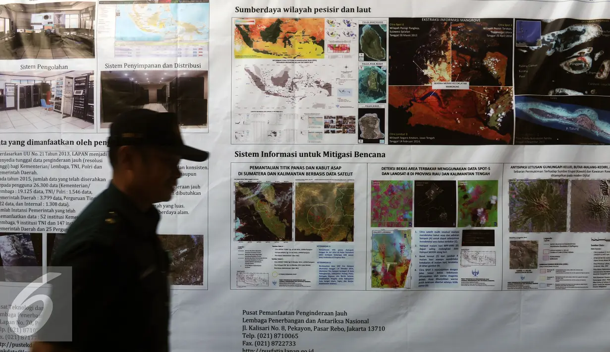 Seorang petugas melintas di depan spanduk sosialisasi pemanfaatan penginderaan jarak jauh citra satelit beresolusi tinggi yang dilakukan Ruang Serbaguna Kedeputian Lapan, Jakarta, Rabu (27/1/2016). (Liputan6.com/Helmi Fithriansyah)