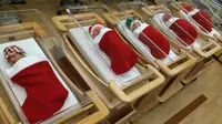 Bayi-bayi yang lahir di hari Natal diberikan topi merah dan stoking lucu dari para perawat Magee-Women's Hospital.