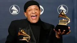 Al Jarreau berpose dengan trofinya di ajang Grammy Awards di Los Angeles, AS (11/2). Legenda Jazz tersebut tutup usia pada Minggu (12/2) pukul 5.30 pagi di Los Angeles, usai dirawat di rumah sakit karena kelelahan. (AP Photo / Kevork Djansezian)