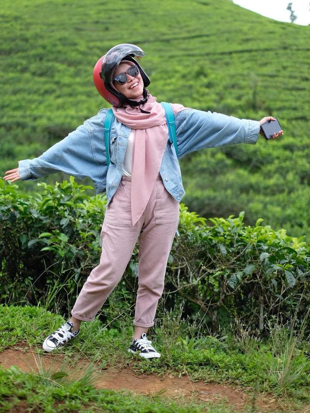 6 Momen Lesty Kejora Pulang Kampung Naik Motor, Gayanya Curi Perhatian