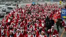 Peserta yang mengenakan kostum Sinterklas mengikuti lomba lari maraton dalam acara Santa Run 2019 di Goyang, Korea Selatan, Sabtu (7/12/2019). Natal menjadi salah satu liburan terbesar yang dirayakan di Korea Selatan. (AP Photo/Lee Jin-man)