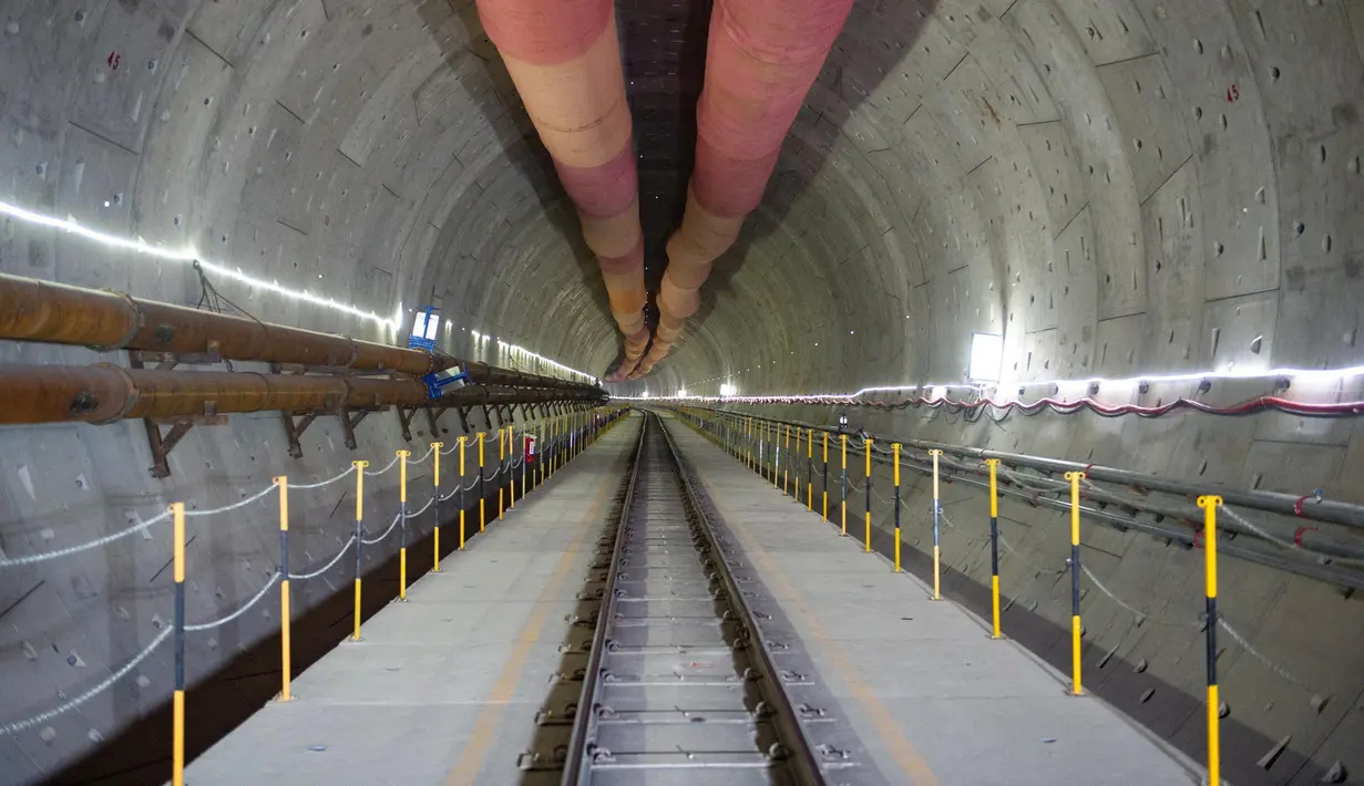 Lokasi pembangunan Terowongan No. 1 dari proyek kereta cepat Jakarta-Bandung, 28 Juni 2020. Jalur ini dirancang untuk dapat dilalui kereta hingga kecepatan 350 kilometer per jam. (Xinhua/Du Yu)