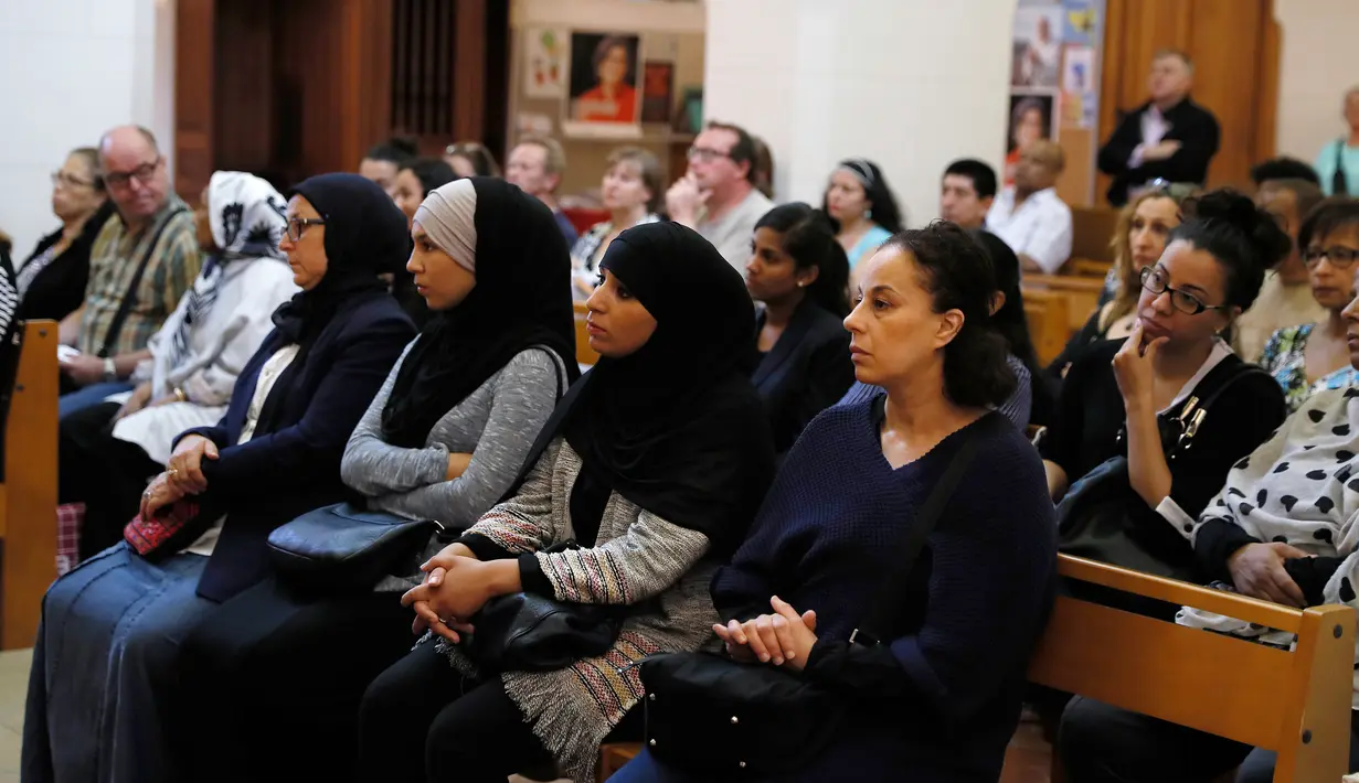 Umat muslim bersama umat Katolik menghadiri misa di gereja Saint-Leu – Saint-Gilles Bagnolet's, di Prancis, Minggu (31/7). Muslim di penjuru Prancis menghadiri misa sebagai solidaritas atas pembunuhan seorang pastor oleh militan Islam. (Thomas Samson/AFP)