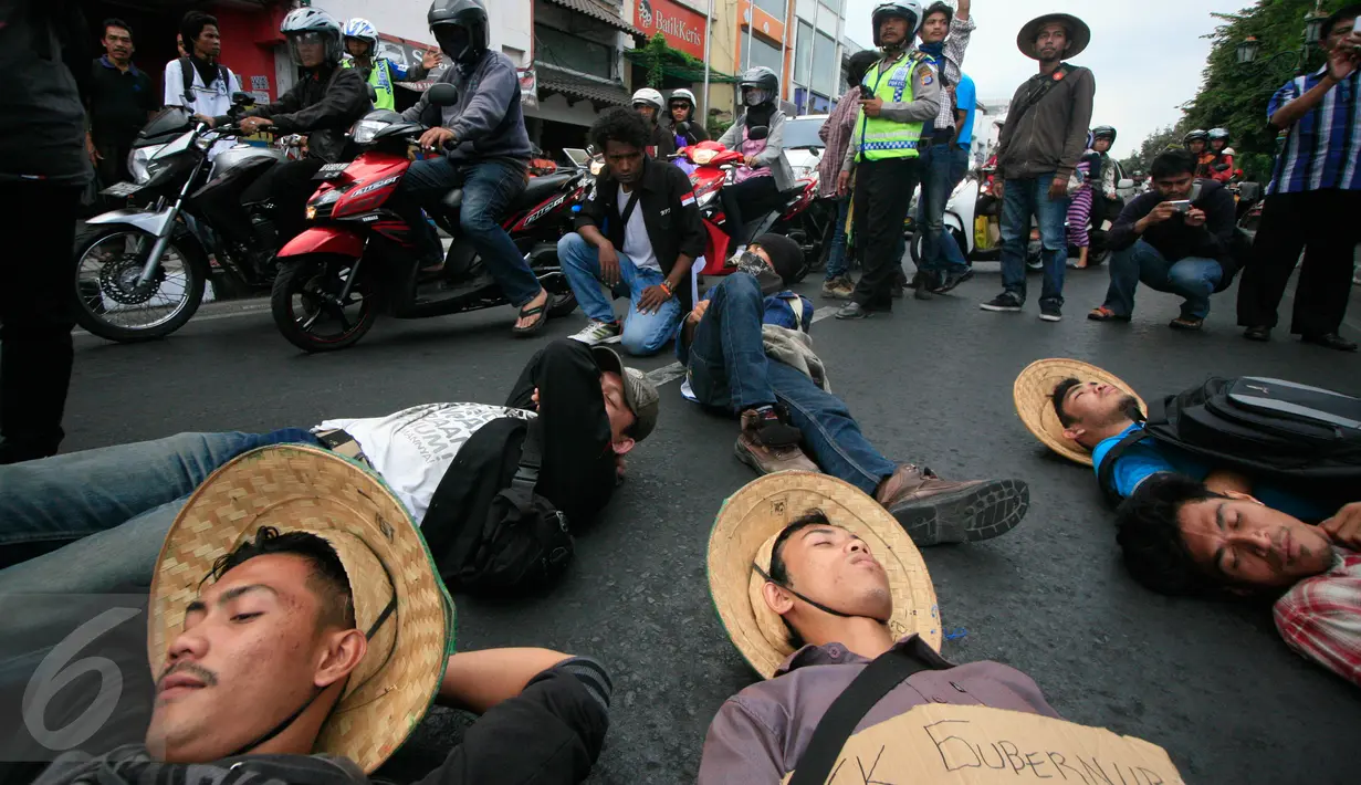Sejumlah mahasiswa melakukan aksi  tiduran di jalan Malioboro, Yogyakarta, Jateng, Kamis (5/11/2015). Aksi tersebut dilakukan sebagai bentuk penolakan pendirian Bandara di Temon, Kulon Progo. (Boy T Harjanto)