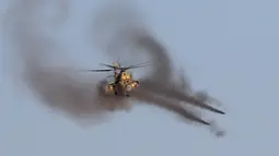 Helikopter tentara Irak menembakan roket saat pertempuran dengan pasukan ISIS di selatan Mosul, Irak, Sabtu (29/10). Pasukan Khusus Irak terus menggempur ISIS yang menguasai kota Mosul. (REUTERS)