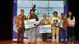 Para pemenang saat menerima Penghargaan Anugerah Jurnalistik Aqua IV (AJA IV) atas karya-karya yang telah menginspirasi publik akan pentingnya air dalam kehidupan, Jakarta, (23/10/14). (Liputan6.com/Miftahul Hayat) 