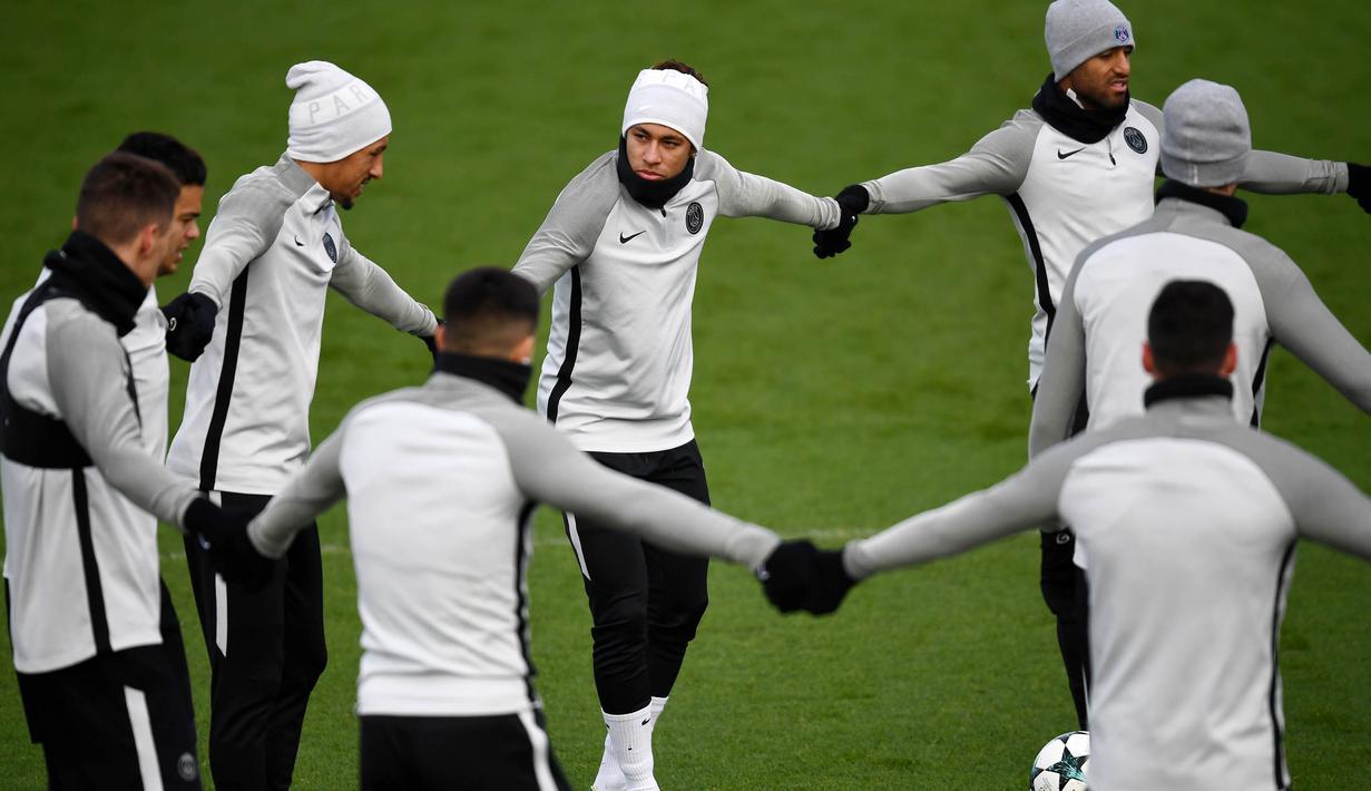 Bintang PSG, Neymar, bersama rekan-rekannya berlatih ringan di Paris, Senin (4/12/2017). PSG bersiap jelang laga big match Liga Champions melawan Bayern Munchen. (AFP/Guenter Schiffmann)