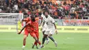 Enam menit berselang atau pada menit ke-37, PSM Makassar berhasil menyamakan kedudukan lewat aksi Sheriddin Boboev. Tampak dalam foto, pemain Persija berebut bola dengan pemain PSM Makassar pada laga pekan ke-22 BRI Super League 2025/2026 di Jakarta International Stadium, Jumat (20/2/2026) malam WIB. (Bola.com/Abdul Aziz)