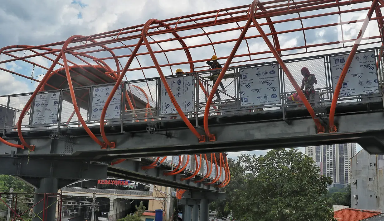Pekerja menyelesaikan pembangunan jembatan penyeberangan orang (JPO) atau "Skywalk" di kawasan Kebayoran Lama, Jakarta, Sabtu (19/11/2022). Skywalk ini nantinya akan menghubungkan Stasiun Kebayoran Lama dengan halte Transjakarta Koridor 8 dan 13 dan akan rampung pada November 2022. (Liputan6.com/Angga Yuniar)