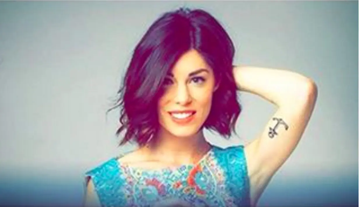 Bianca Atzei adalah seorang penyanyi pop. (Bola.com/Instagram)