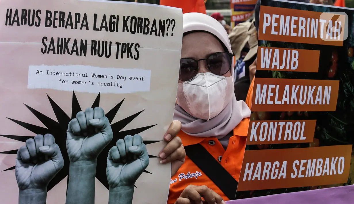 <p>Buruh perempuan memegang poster saat menggelar aksi di depan gedung DPR RI, Jakarta, Selasa (8/3/2022). Mereka menuntut dibatalkannya Omnibus Law UU Cipta Kerja dan mendesak agar RUU Tindak Pidana Kekerasan Seksual (TPKS) segera disahkan oleh DPR RI. (Liputan6.com/Johan Tallo)</p>