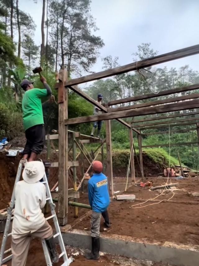 Dodit Mulyanto Bangun Rumah Jawa Kuno