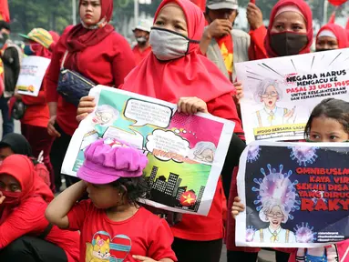 Sejumlah anak terlihat dalam aksi unjuk rasa menolak pengesahan UU Omnibus Law Cipta Kerja di Kawasan Patung Kuda, Jakarta, Jumat (16/10/2020). Meski sudah ada imbauan untuk tidak membawa anak-anak dalam aksi unjuk rasa namun sejumlah orang tua tetap menyertakan. (Liputan6.com/Helmi Fithriansyah)