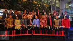 Sejumlah pejabat negara menggunting pita saat peresmian Maxx Box Lippo Karawaci di Tanggerang, Banten, Kamis (10/3/2016). Maxx Box Lippo Village adalah salah satu premium spot entertainment. (Liputan6.com/Faisal R Syam)