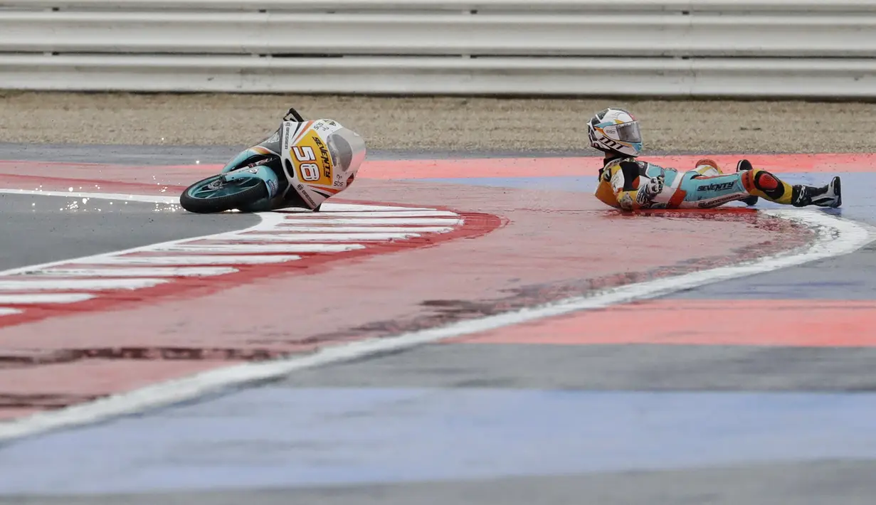 Pebalap Moto 3, Juanfran Guevara dari Spanyol jatuh saat balapan balapan San Marino Motorcycle Grand Prix di Sirkuit Marco Simoncelli, San Marino (10/9/2017). (AP/Antonio Calanni)
