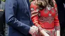 Pangeran William dan istrinya Kate Middleton Duchess of Cambridge saat tiba di  hotel Taj Mahal Palace, Mumbai , India , 10 April 2016. Pangeran William sedang melakukan kunjungan ke India bersama istrinya. (REUTERS / Danish Siddiqui)