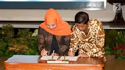 Idrus Marham dan Khofifah Indar Parawansa menandatangani surat serah terima jabatan (sertijab) Menteri Sosial di Kantor Kementerian Sosial, Salemba, Jakarta Pusat, Kamis (18/1). Hal ini menyusul reshuffle oleh Presiden Jokowi. (Liputan6.com/Angga Yuniar)