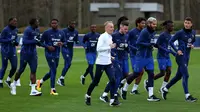 Para pemain Prancis menghadiri sesi latihan sebagai bagian dari persiapan tim untuk pertandingan kualifikasi Euro 2024 mendatang di Clairefontaine-en-Yvelines, Senin (20/3/2023). (Photo by FRANCK FIFE / AFP)