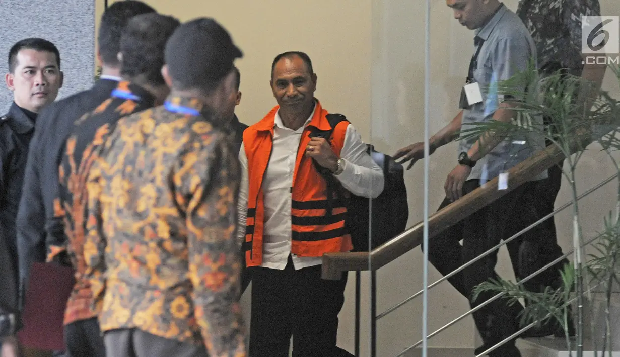 Ekspresi Bupati Ngada Marianus Sae usai pemeriksaan di Gedung Komisi Pemberantasan Korupsi (KPK), Jakarta, Senin (12/2). Selain Marianus, KPK juga menetapkan Dirut PT Sinar 99 Permai Wilhelmus Iwan Ulumbu sebagai tersangka. (Liputan6.com/Herman Zakharia)