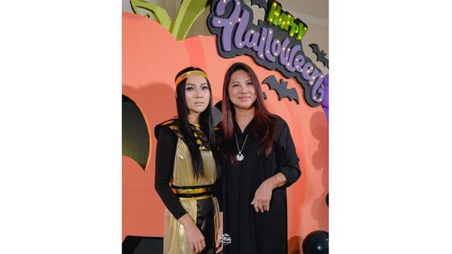 6 Gaya Sarwendah Pakai Kostum Halloween, Bak Ratu Mesir