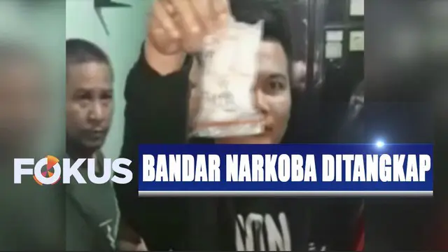 Dari penggeledahan di rumah tersebut, polisi menemukan barang bukti pil ekstasi dan sabu yang disembunyikan tersangka di bawah jok mobil.