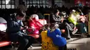 Sebagai informasi, bagi warga China, perjalanan ini adalah ritual suci. Mereka rela menempuh ribuan kilometer demi satu tujuan, berkumpul kembali bersama keluarga di kampung halaman untuk merayakan pergantian tahun dalam tradisi Imlek. Tampak dalam foto, seorang pria menunggu bersama seorang anak di samping koper di stasiun kereta api di Beijing, China, Selasa 10 Februari 2026. (AP Photo/Vincent Thian)