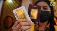 Pegawai menunjukkan emas batangan di Galeri 24, Jakarta, Selasa (13/9/2022). Mengutip dari laman logammulia.com, cetakan emas terkecil yakni 0,5 gram, berada di level Rp 525.000. Sedangkan, untuk satuan 5 gram, dihargai Rp 4.525.000, dan 10 gram Rp 8.995.000. (Liputan6.com/Angga Yuniar)