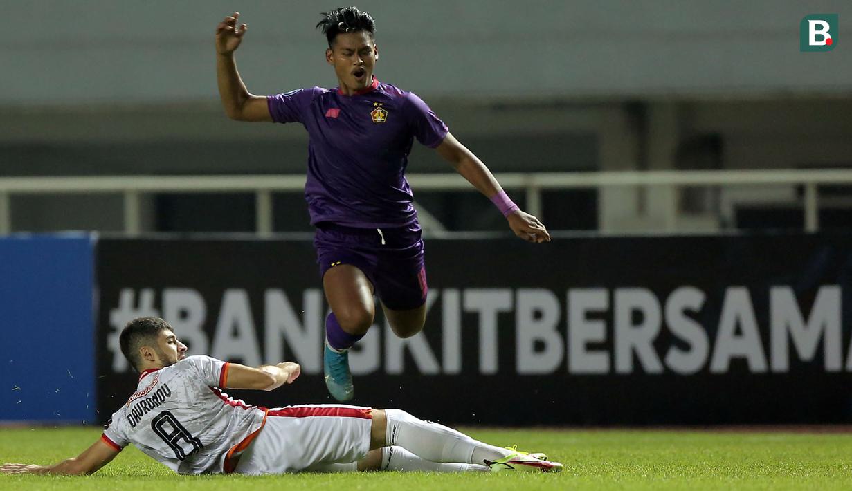 Gelandang Borneo FC, Nuriddin Davronov (bawah) berusaha menghalangi laju dari penyerang Persik Kediri, Septian Bagaskara dalam laga pekan kedua BRI Liga 1 2021/2022 di Stadion Pakansari, Bogor, Jumat (10/9/2021). Borneo FC Kalah 0-1. (Foto: Bola.com/Ikhwan Yanuar)
