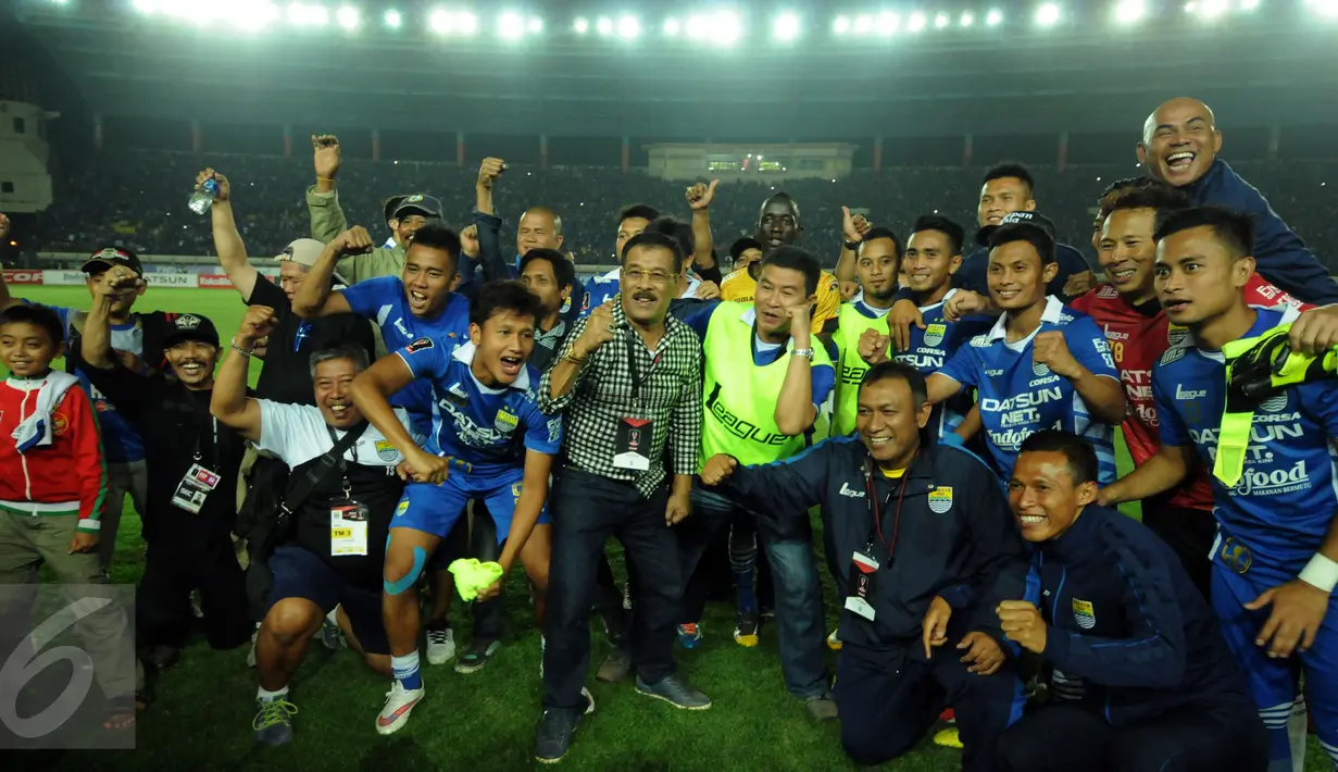 Manajer Persib, Umuh Muchtar (berkemeja) bersama sejumlah pemain merayakan kemenangan atas Mitra Kukar 3-1 di laga semi final Piala Presiden 2015 di Stadion Si Jalak Harupat, Bandung, Sabtu (10/10/2015). (Liputan6.com/Helmi Fithriansyah)