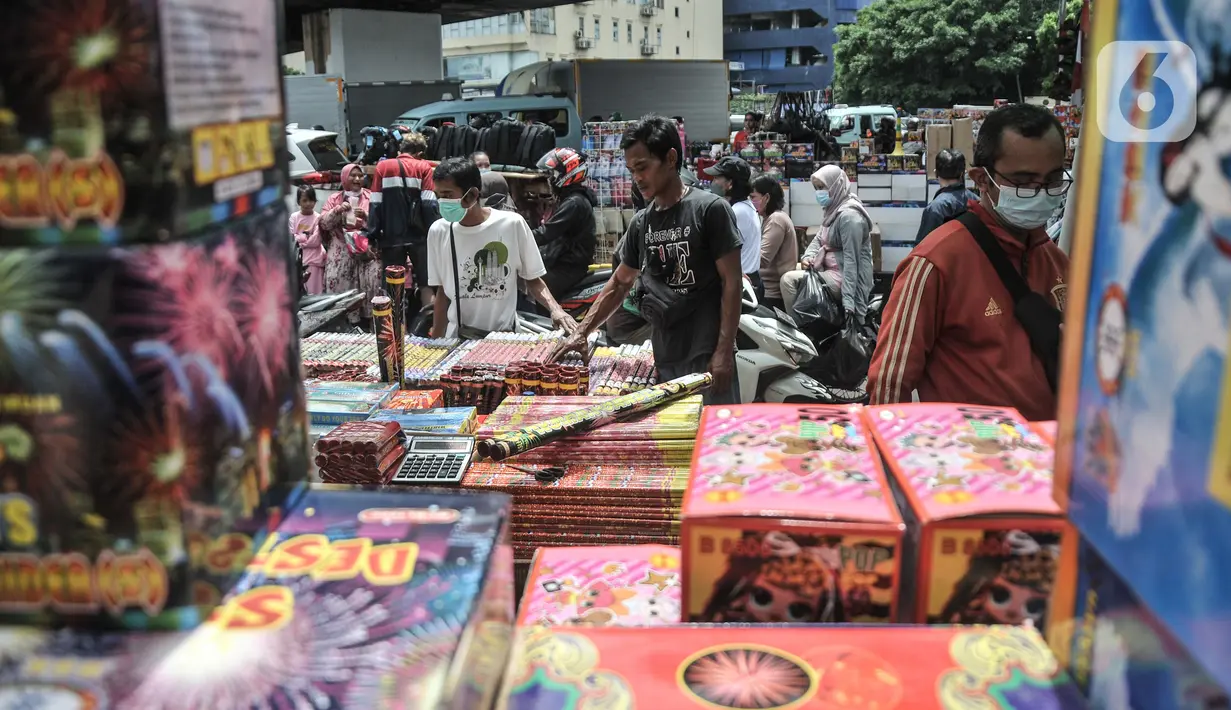 Pembeli melihat berbagai jenis kembang api yang dijual di Pasar Asemka, Jakarta, Selasa (28/12/2021). Sejumlah pedagang petasan dan kembang api mulai ramai di Pasar Asemka meskipun Pemprov DKI dan Polda Metro Jaya melarang penjualan serta perayaan malam Tahun Baru. (merdeka.com/Iqbal S Nugroho)